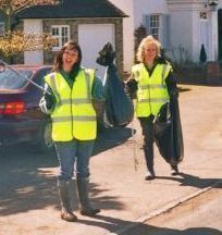 2 Ladies picking litter