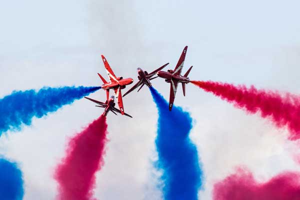 Red Arrows web-credit-Mike-Rivett-Fotomotion